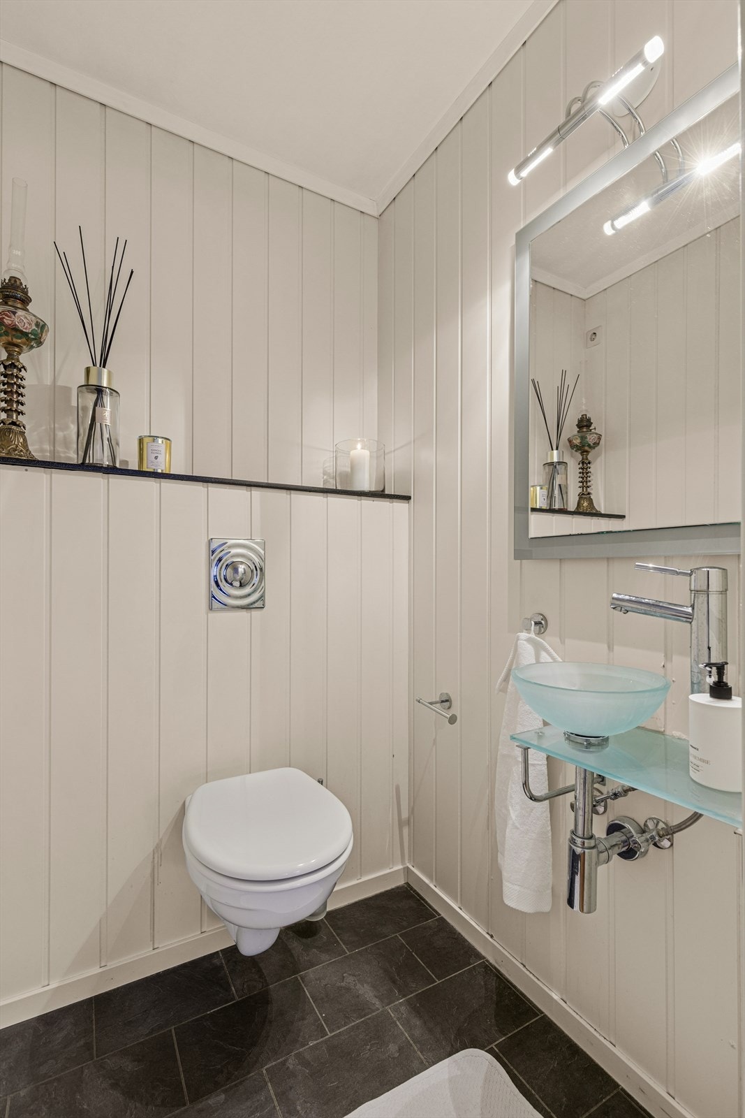 På øverste plan finnes et eget toalettrom som består av speil, vegghengt toalett og servant. Galleribilde