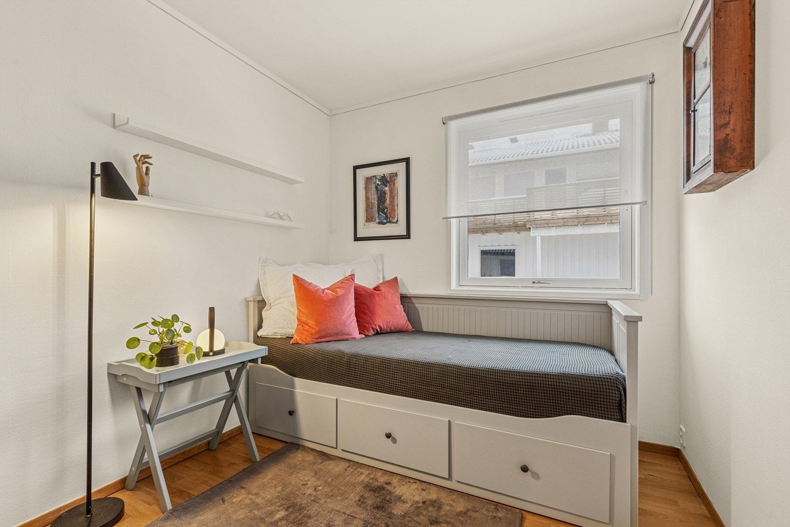 Lyst og romslig soverom beliggende i boligens øverste etasje. Galleribilde