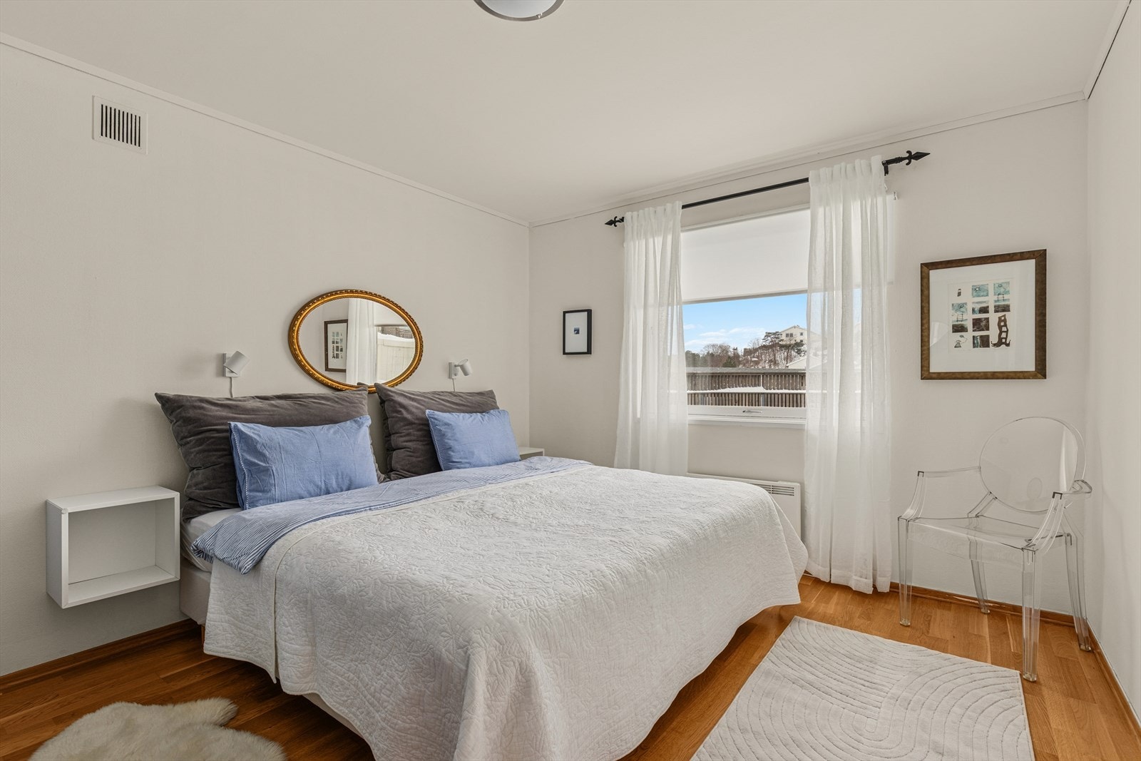 Boligen består av fire soverom, hvor ett ligger på øverste plan og tre i underetasjen. Galleribilde