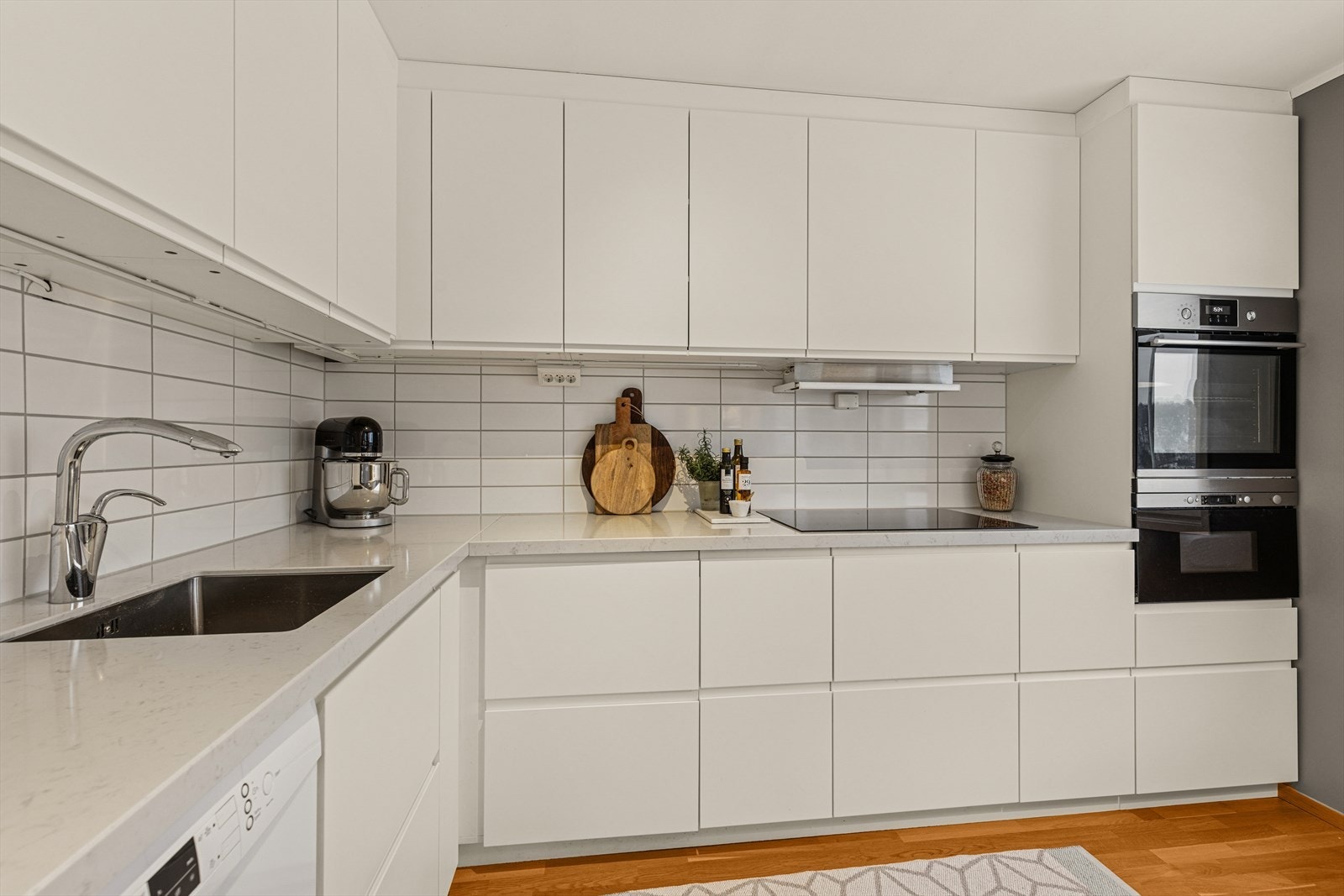 Et kjøkken med et lyst og tidløst uttrykk. Galleribilde