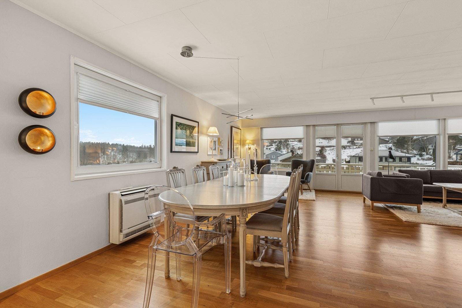 Stuen har flere store vindusflater, noe som gir godt med naturlig lys. Galleribilde