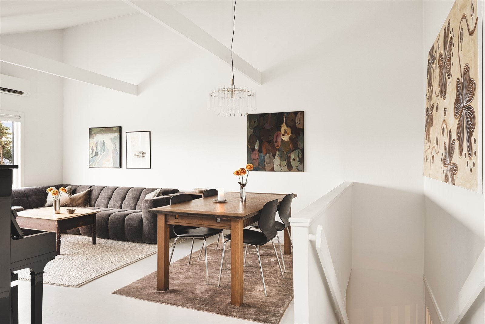 Trapperommet binder de sosiale sonene i første etasje sammen med soveavdelingen nede. Galleribilde