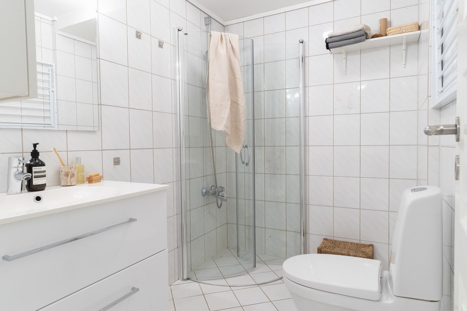 Badet i underetasjen har flislagte overflater og varmekabler i gulvet for ekstra komfort. Galleribilde