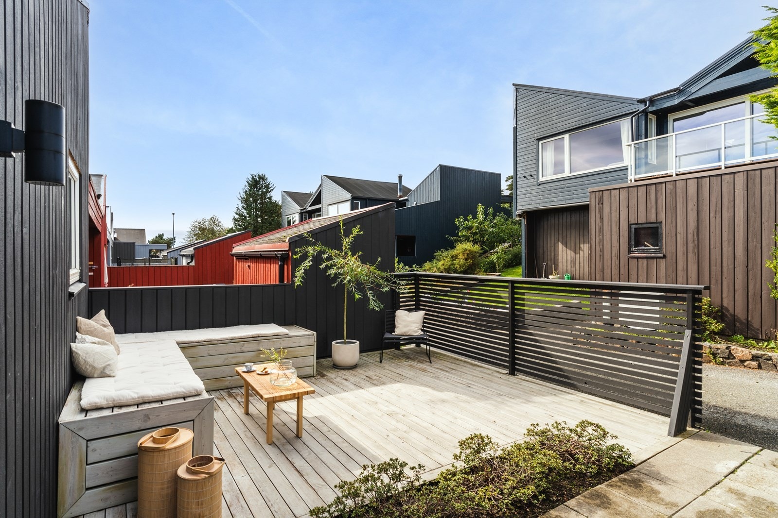 Den private uteplassen på forsiden er et hyggelig samlingspunkt. Galleribilde