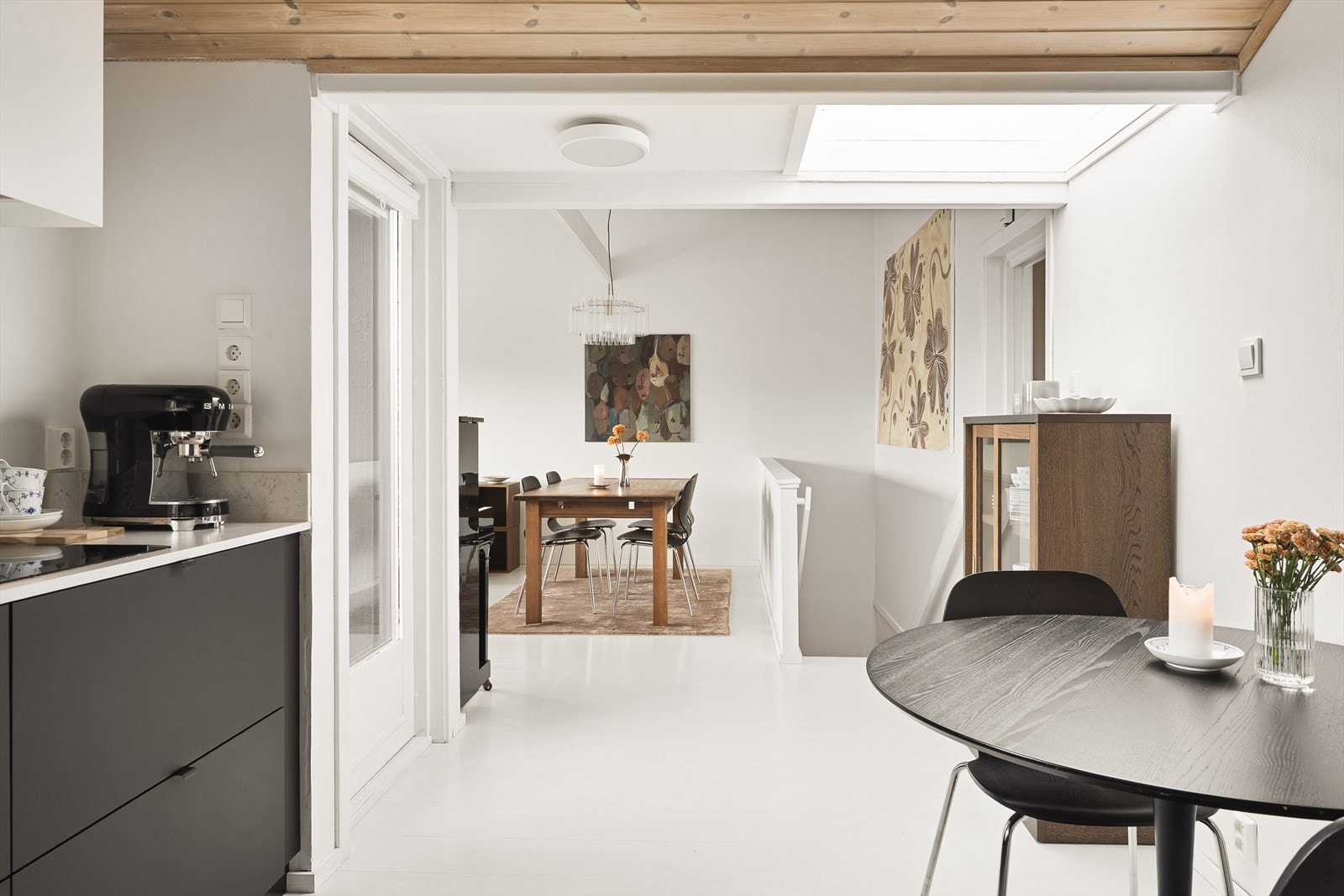 Kjøkkenet er plassert i åpen løsning mot spisestuen. Galleribilde