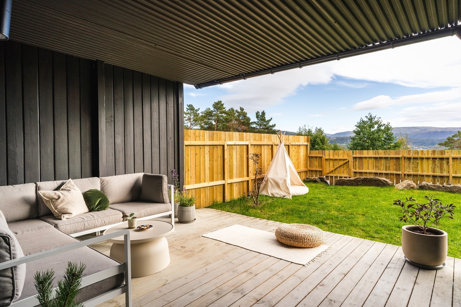 Fra underetasjen er det utgang til en overbygget terrasse og den private hagen. Galleribilde