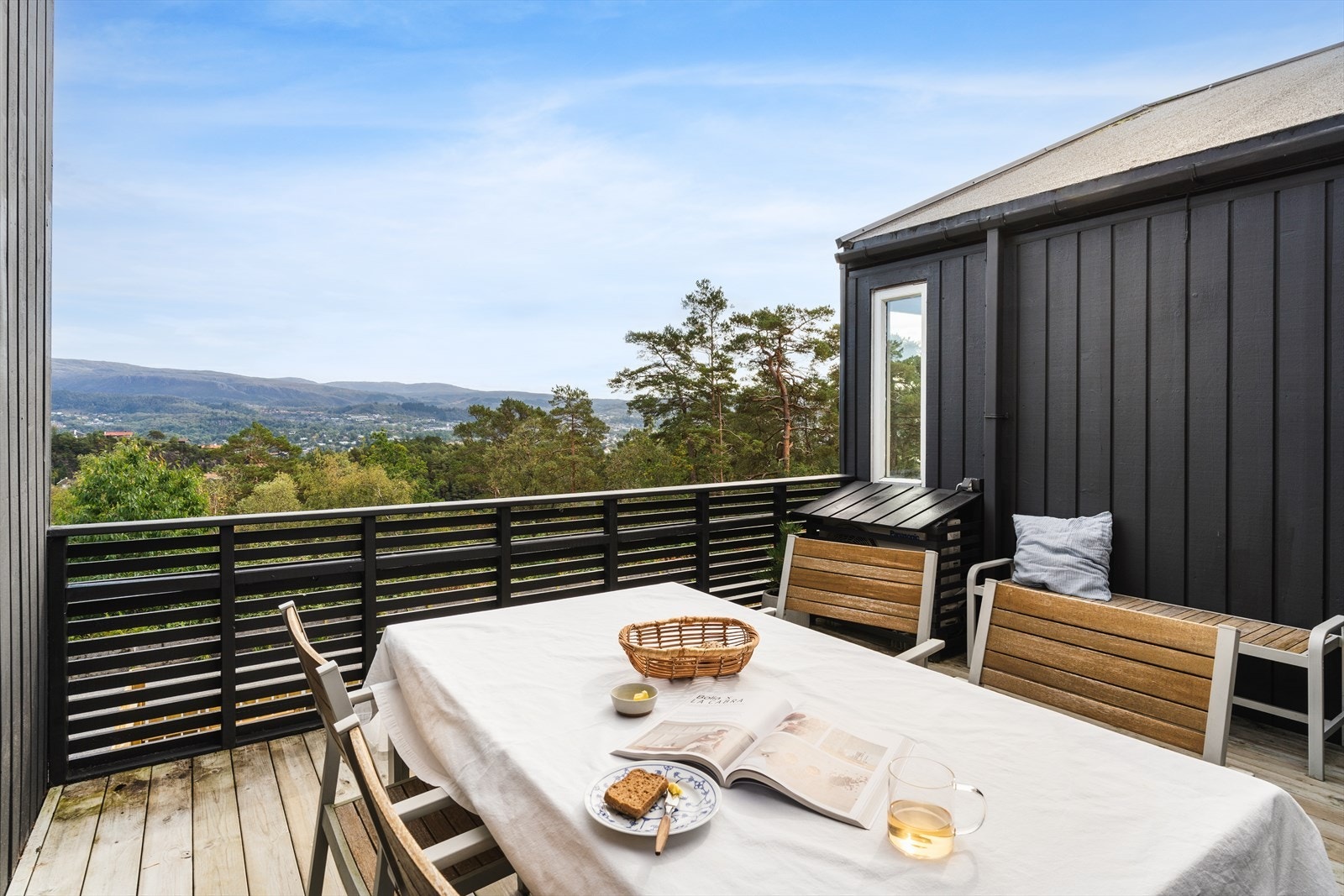 Terrassen er smart utformet for å føles privat og skjermet fra naboer. Galleribilde