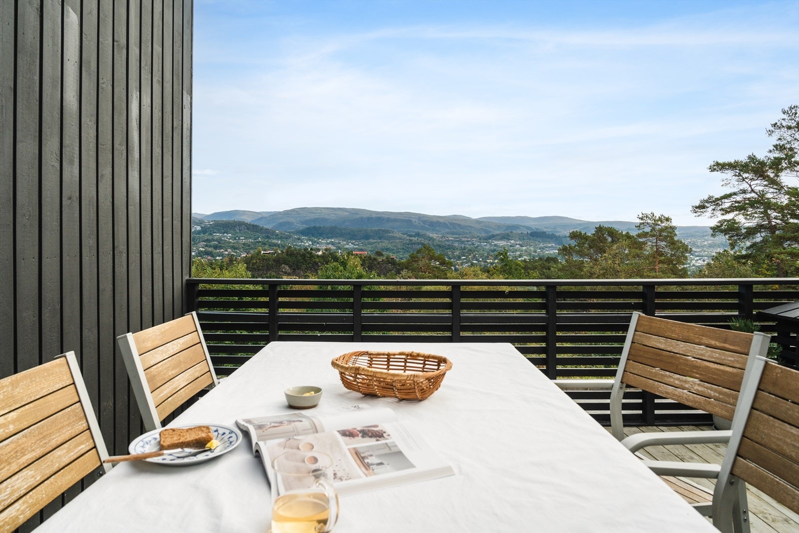 Utsikten kan nytes fra flere av boligens uteplasser. Galleribilde