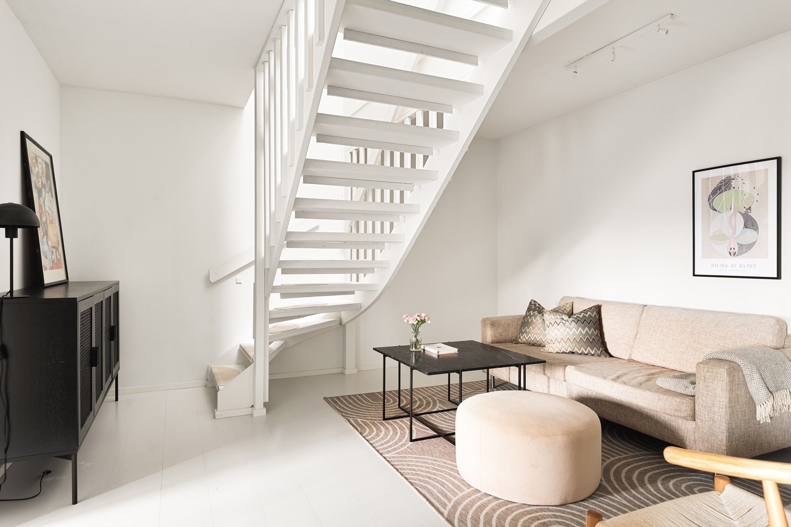 TV-stuen i underetasjen gir ekstra spillerom for familien. Galleribilde