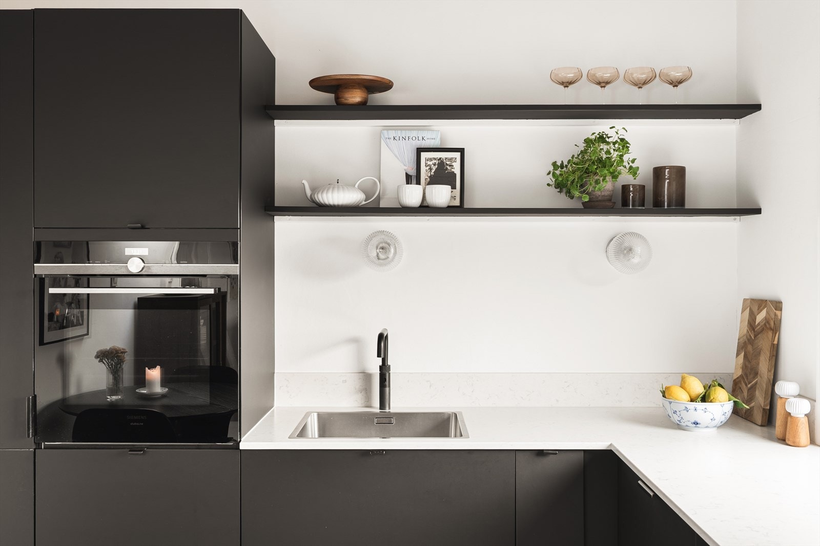 Innredningen har integrerte hvitevarer og benkeplate i stein med nedfelt vask. Galleribilde