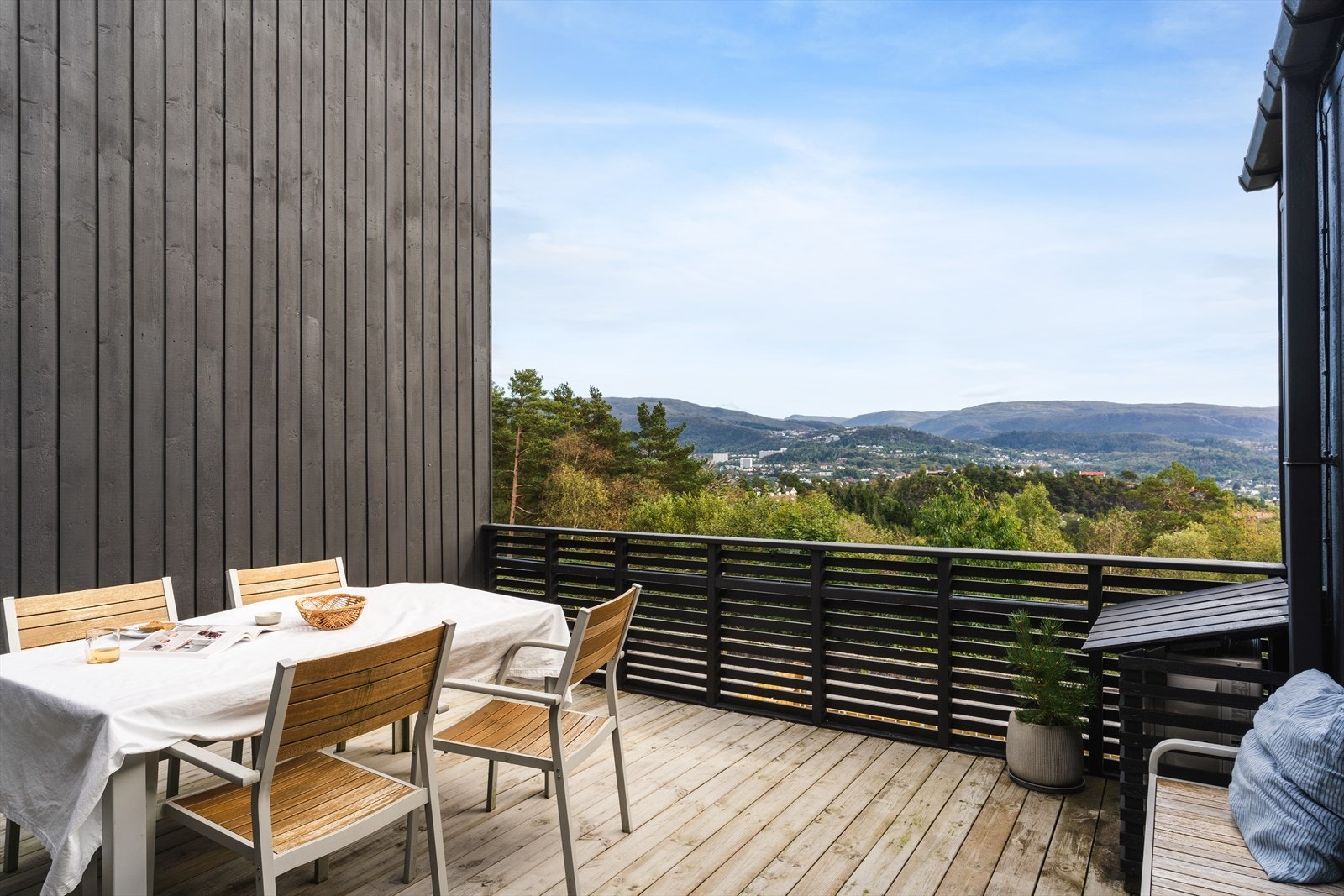 Terrassen på 32 m² har morgen- og formiddagssol og god plass til utemøbler. Galleribilde