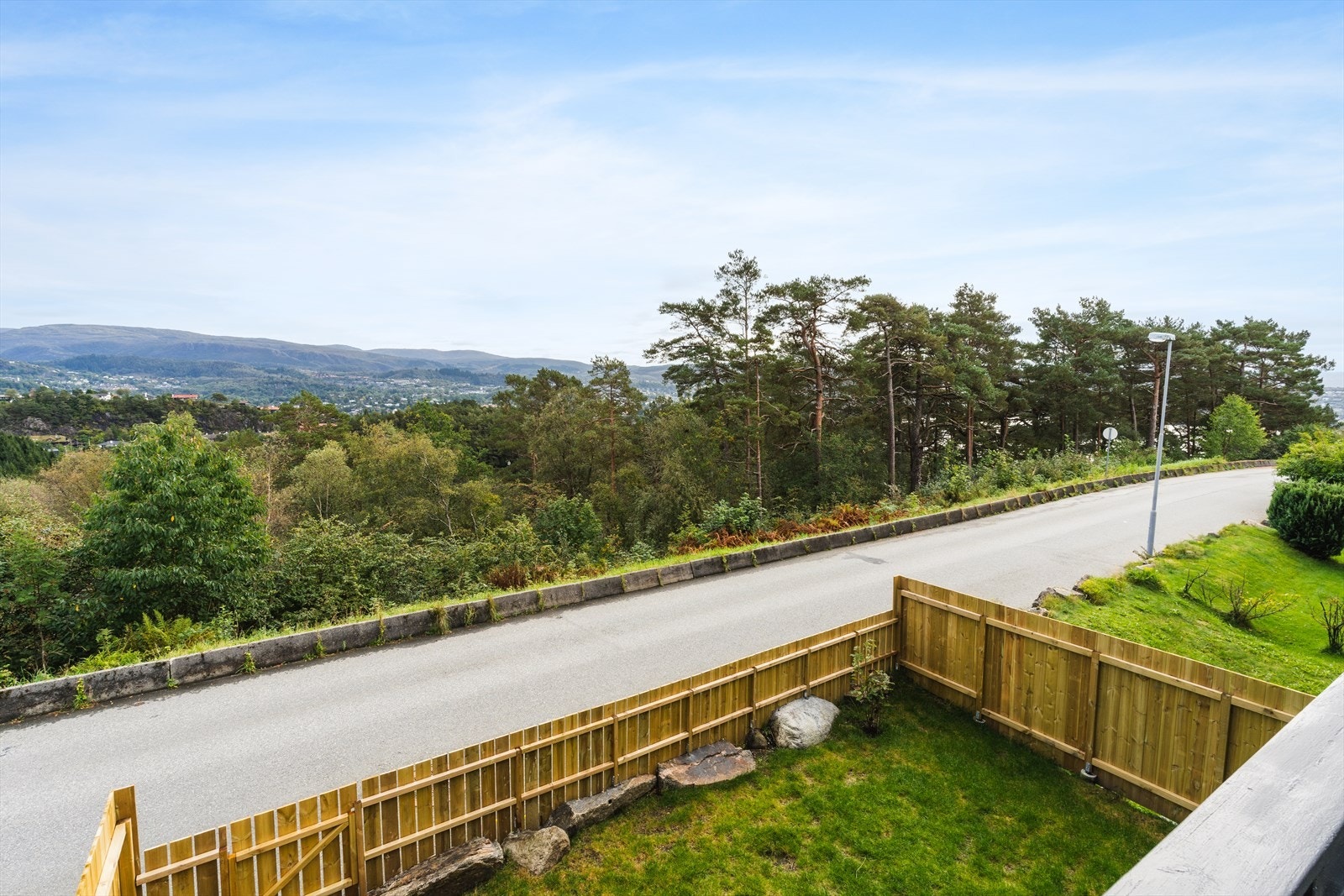 Boligen ligger i et rolig og etablert boligområde. Galleribilde