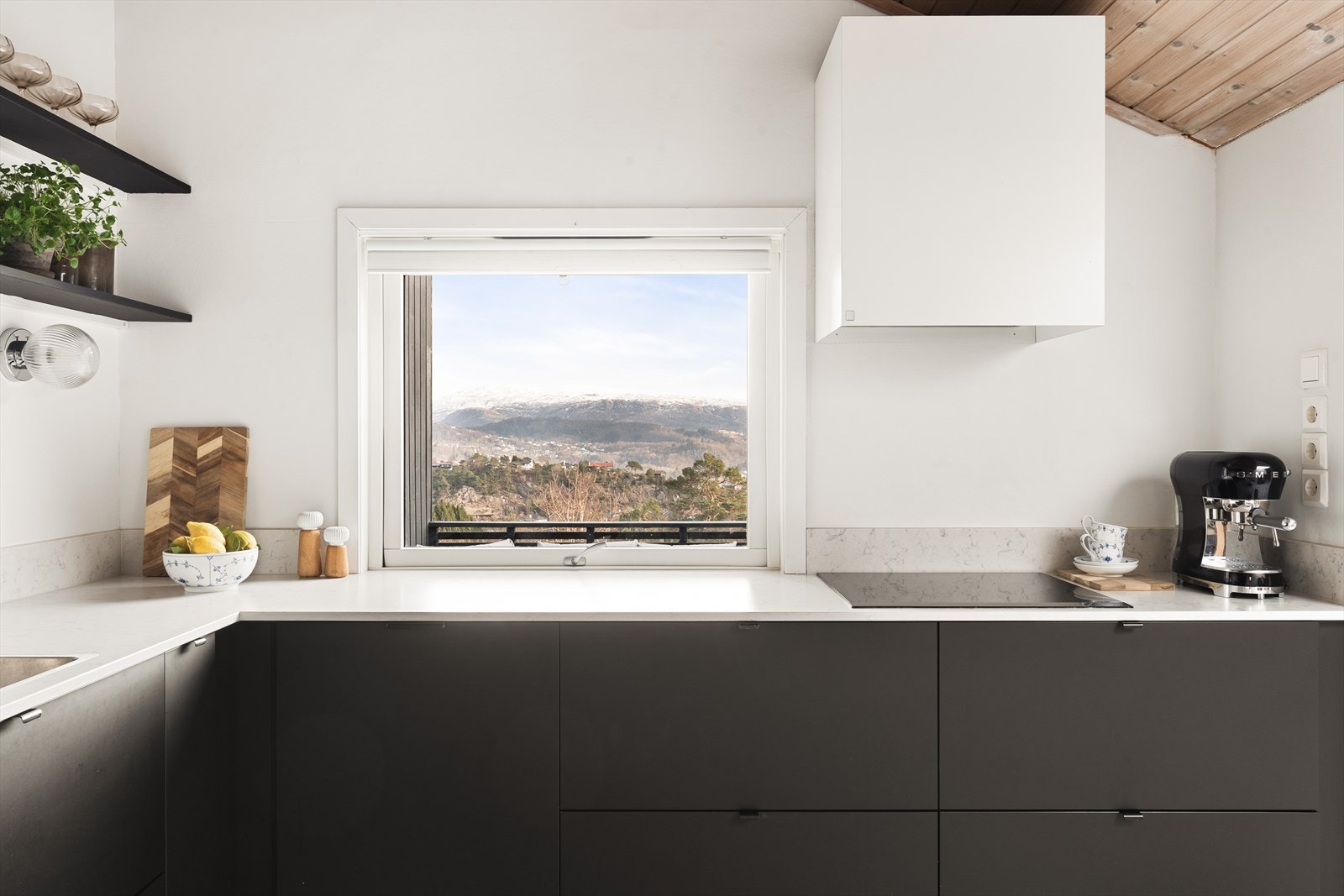 Fra kjøkkenvinduet kan du nyte utsikten mens du lager mat. Galleribilde