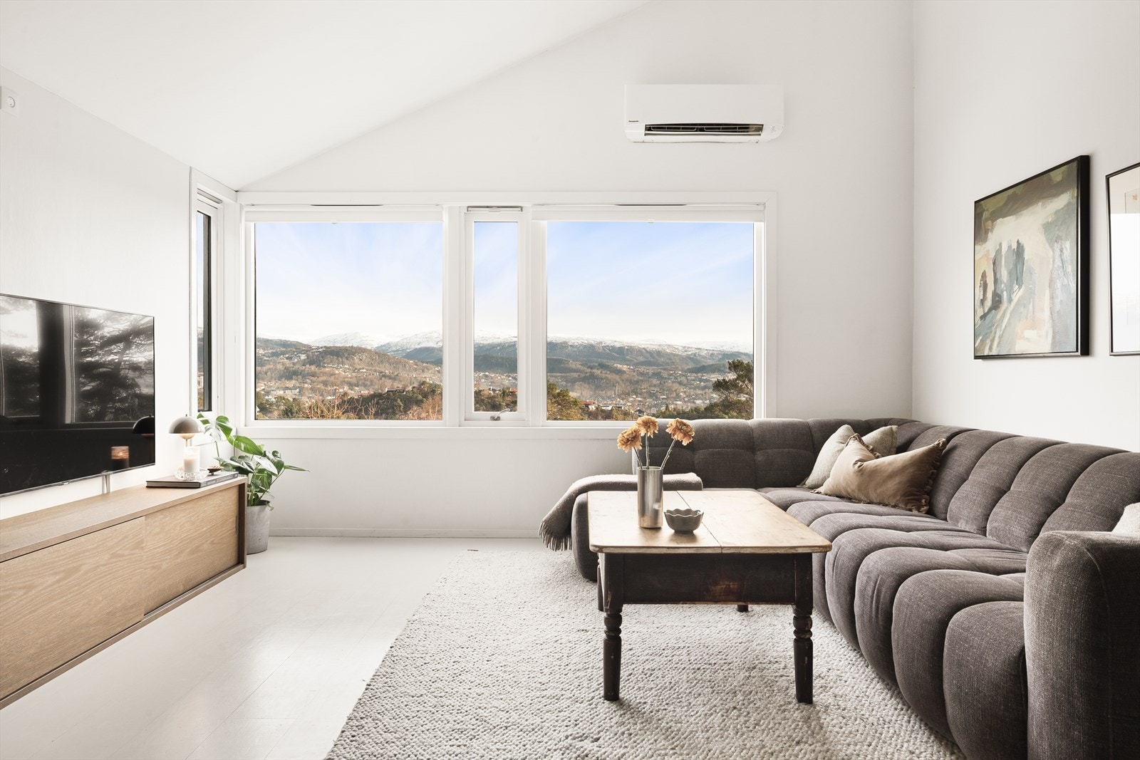 En nyere varmepumpe, installert i 2019, sørger for effektiv oppvarming. Galleribilde