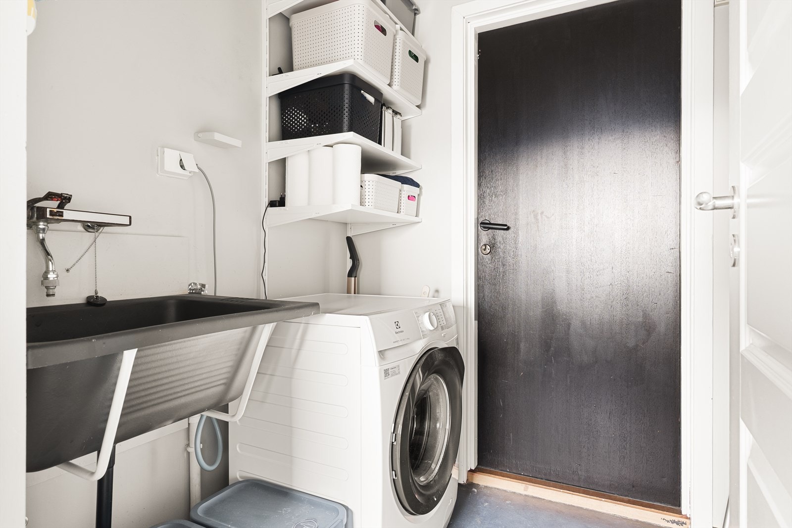 Separat vaskerom i første etasje med utslagsvask og opplegg for vaskemaskin. Galleribilde