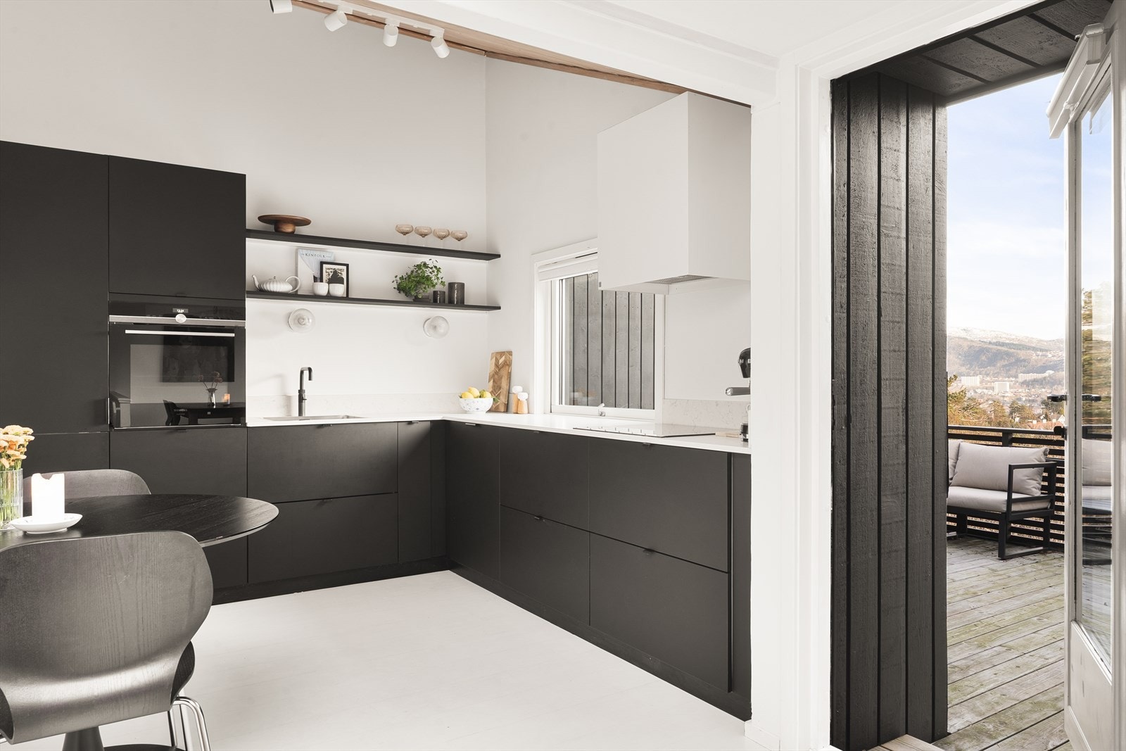 Nytt Kvik-kjøkken fra 2019 med direkte utgang til en av boligens terrasser. Galleribilde