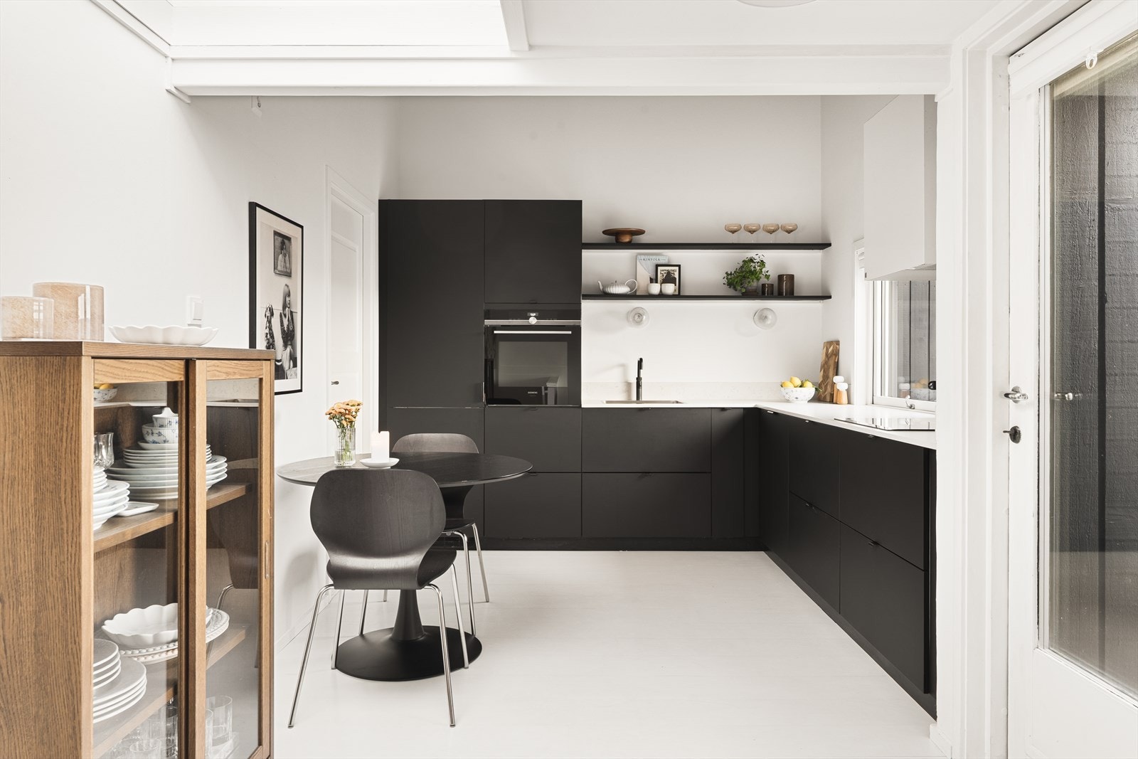 Kjøkkenet har en funksjonell utforming med god skap- og benkeplass. Galleribilde