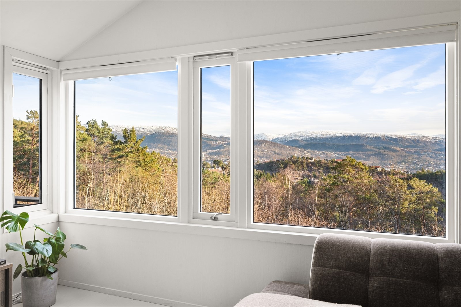 Fra stuen har man en vidstrakt utsikt over nærområdet. Galleribilde