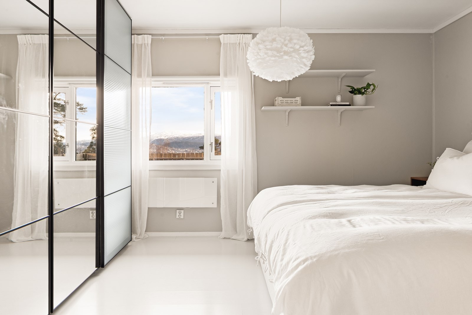 Hovedsoverommet på 14,1 m² har god plass og utgang til terrasse. Galleribilde