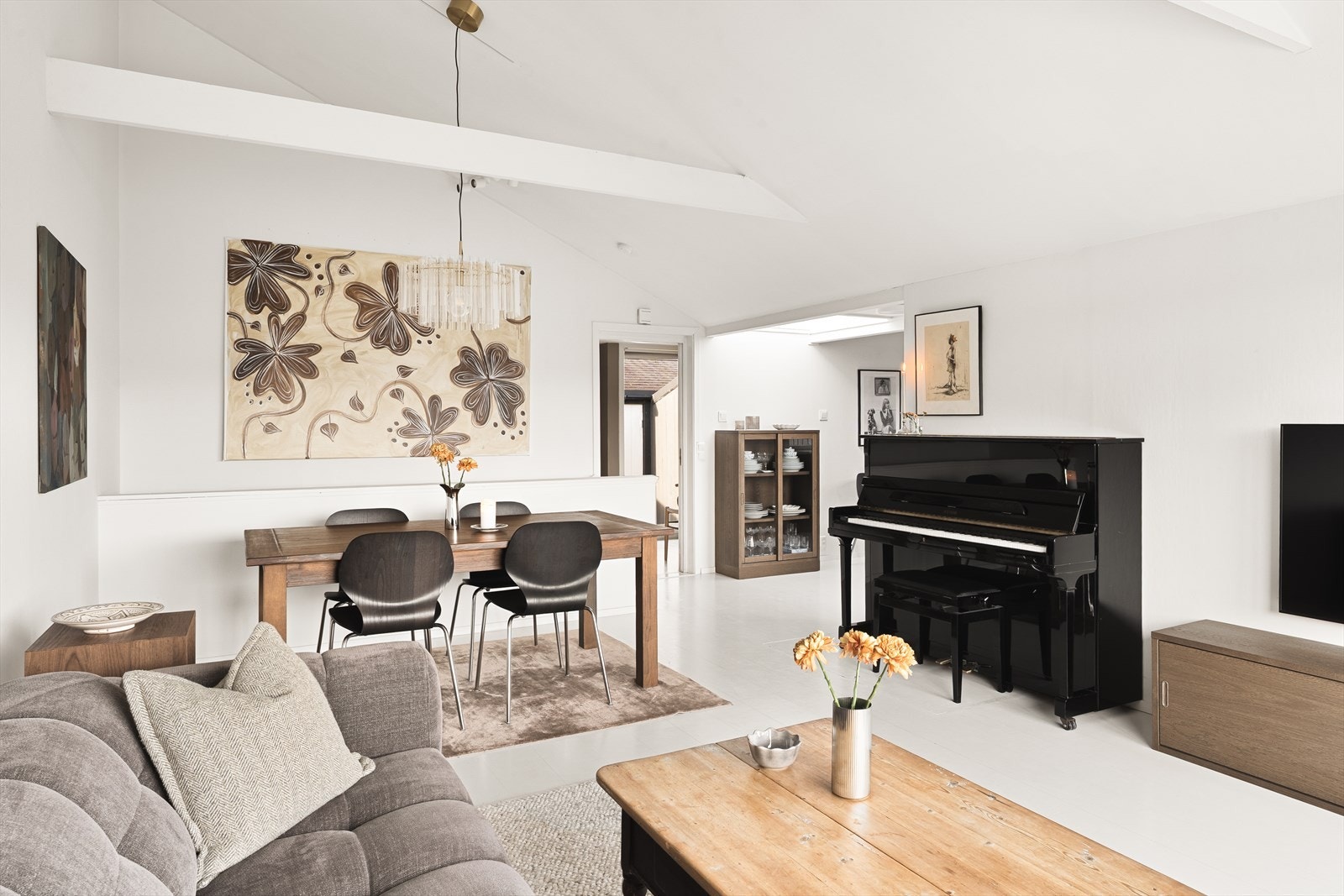 Den åpne planløsningen gir fleksible møbleringsmuligheter. Galleribilde