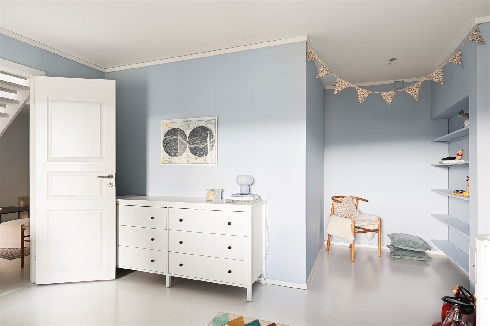 Også dette soverommet har malte overflater og god plass. Galleribilde