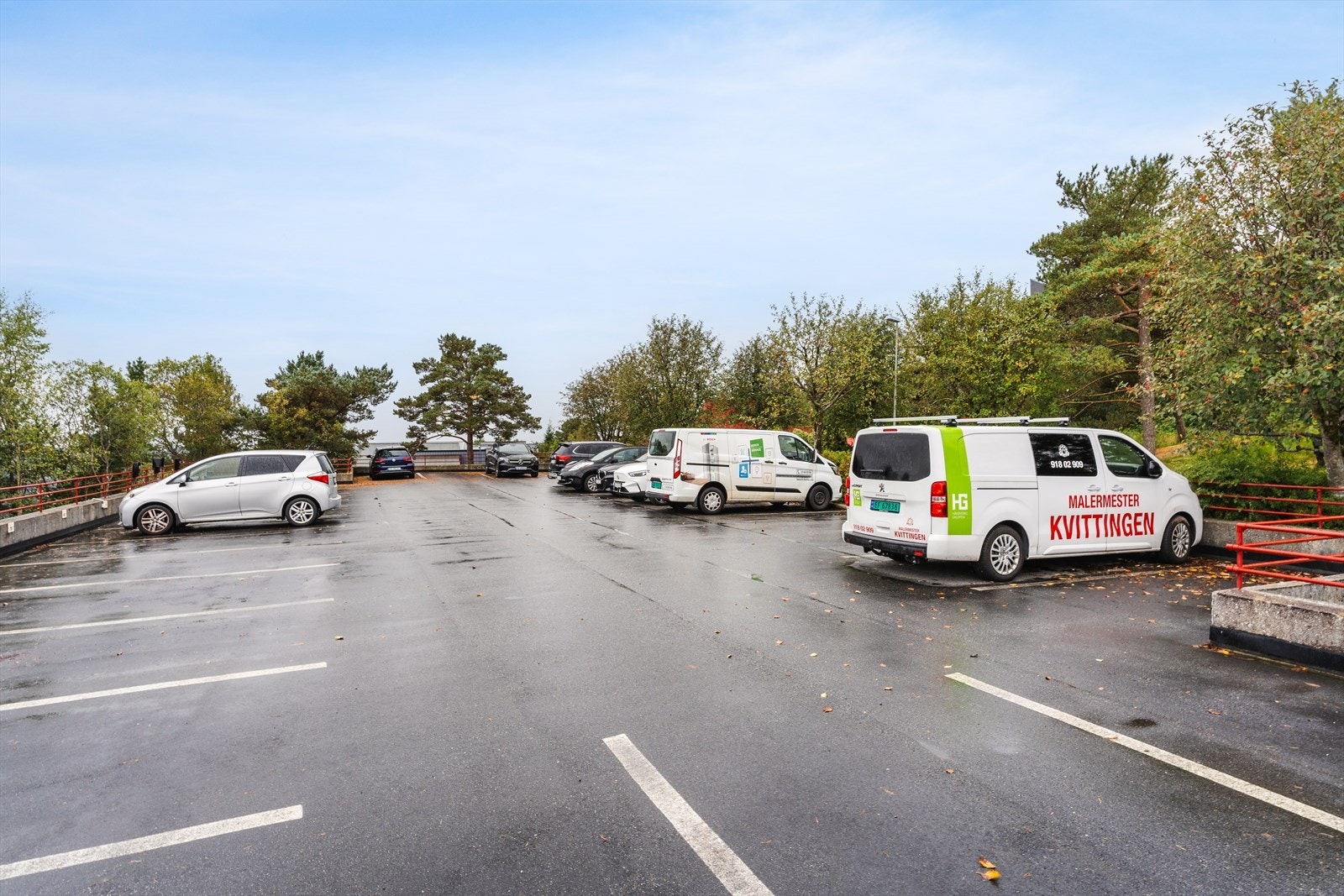 Det er gode muligheter for gjesteparkering på felles parkeringsplass. Galleribilde