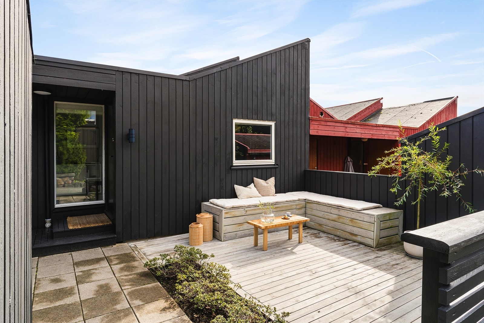 Ved inngangspartiet er det en skjermet og privat uteplass med gode solforhold på ettermiddagen. Galleribilde