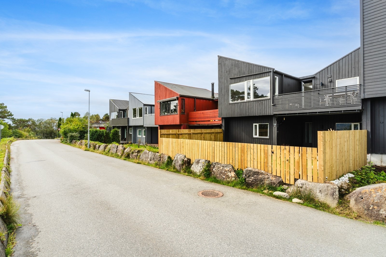 Eiendommen er plassert i svakt skrånende terreng med opparbeidede uteområder. Galleribilde