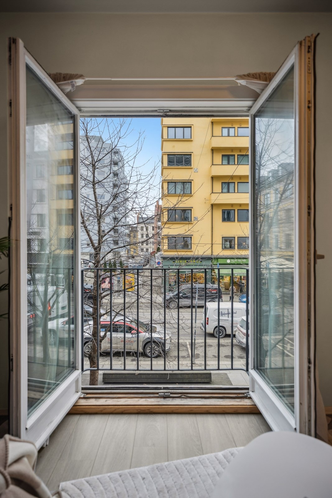 Fransk balkong som slipper inn rikelig med dagslys og gir mulighet for enkel lufting på varme sommerdager. Galleribilde