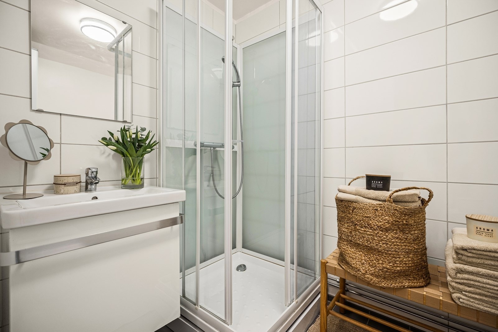 Badet er praktisk innredet og har en kombinasjon av fliser i våtsone og malte vegger. Himlingen er sparklet og malt, som gir et enkelt og ryddig uttrykk. Galleribilde