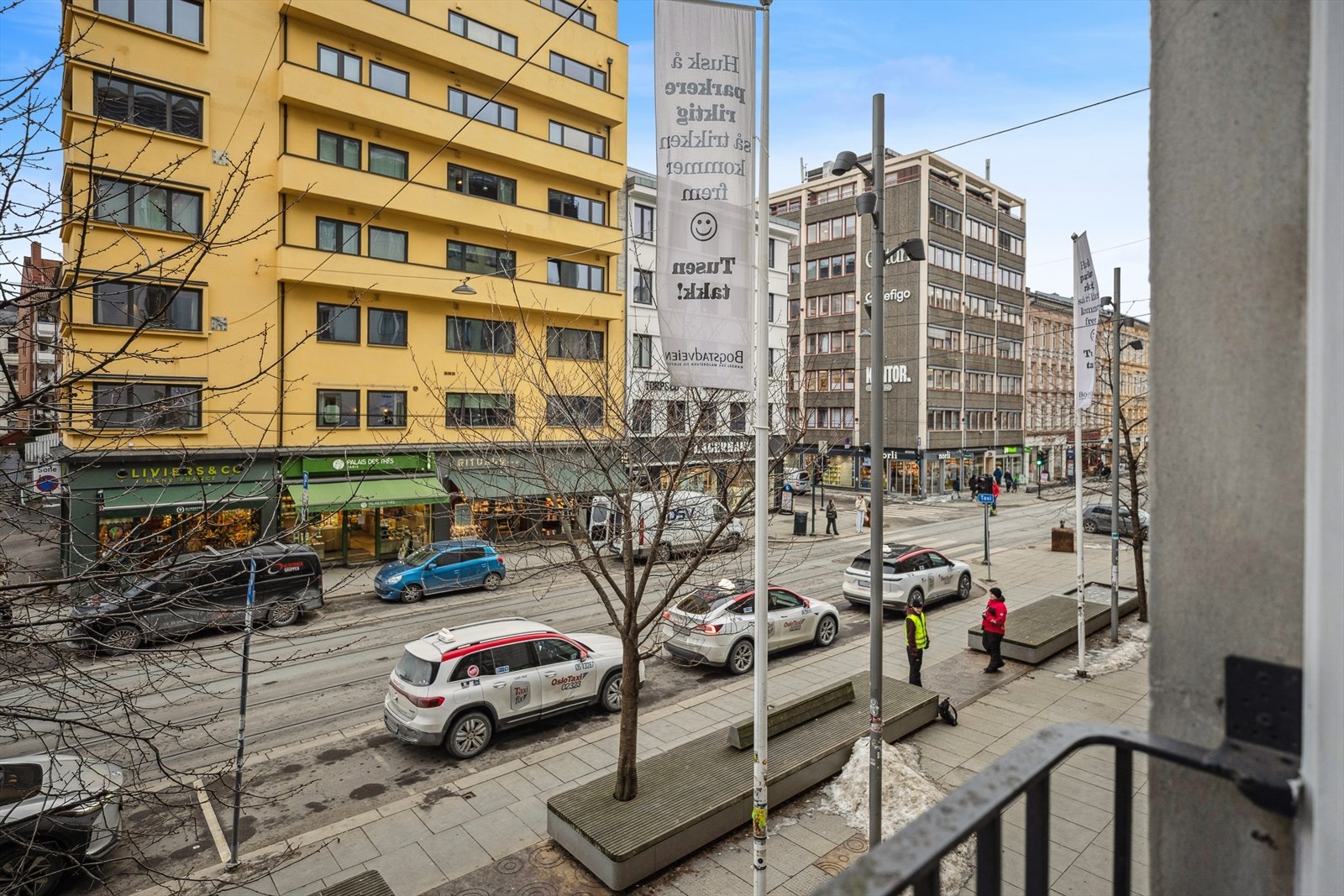 Nyt utsikten fra leiligheten! Her bor du midt i smørøyet for byliv og alt som skjer. Galleribilde