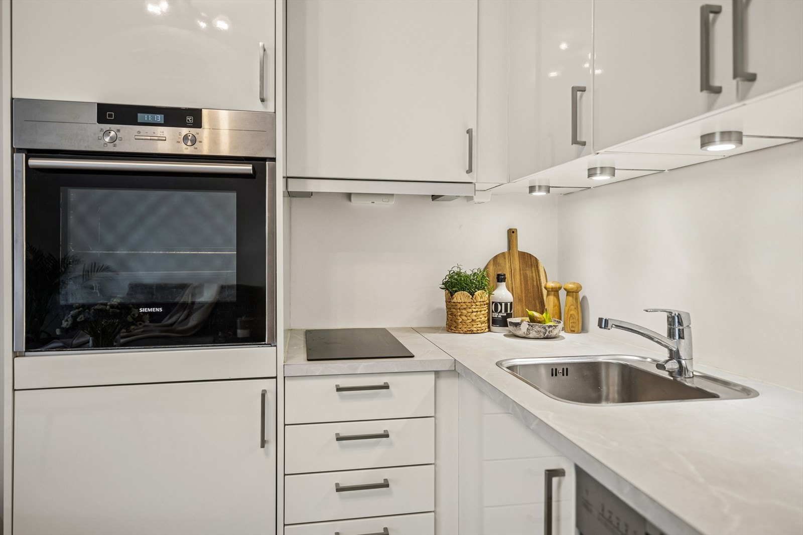 Kjøkkenet har integrerte hvitevarer, kullfilterventilator, opplegg for oppvaskmaskin, samt vannstopper og komfyrvakt for ekstra sikkerhet. Galleribilde