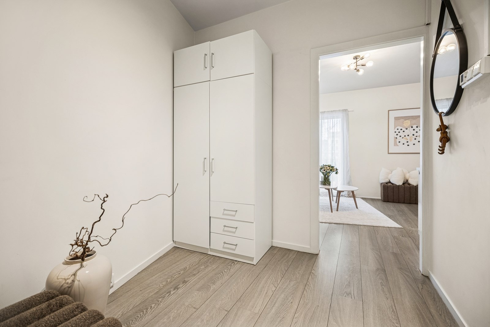 Velkommen inn! Entréen er lys og romslig, med rikelig plass til oppbevaring. Galleribilde