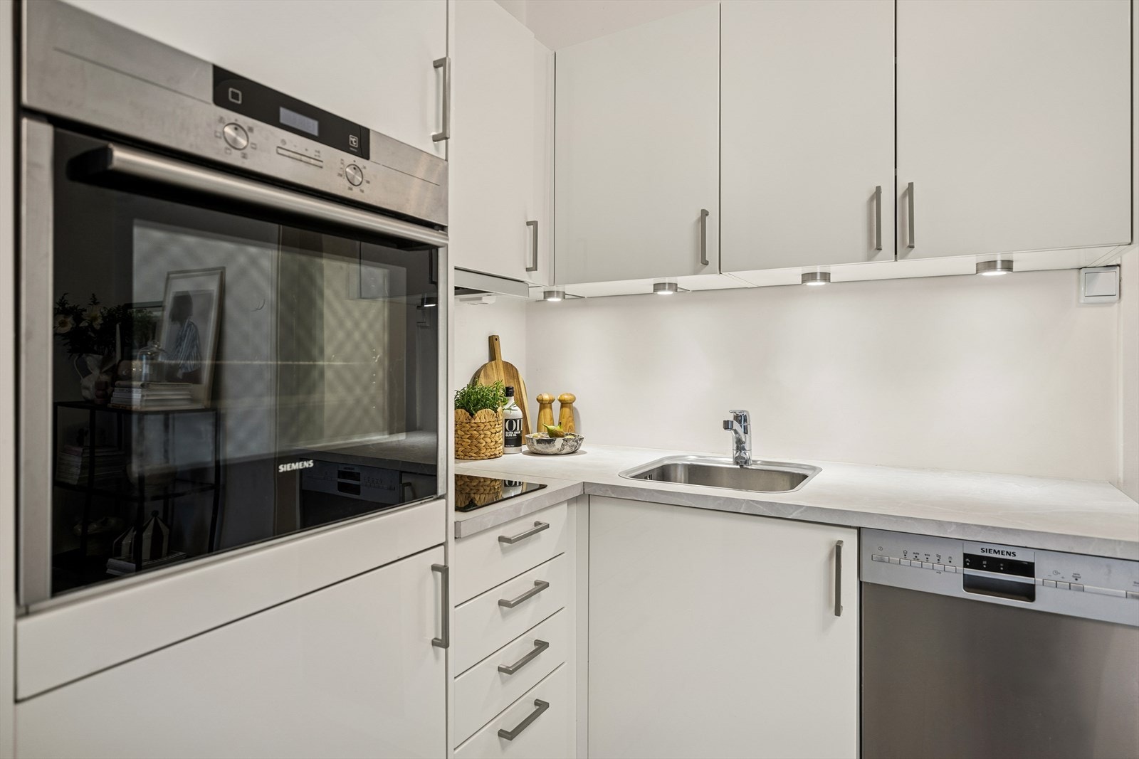 Kjøkkenet har integrerte hvitevarer, kullfilterventilator, opplegg for oppvaskmaskin, samt vannstopper og komfyrvakt for ekstra sikkerhet. Galleribilde