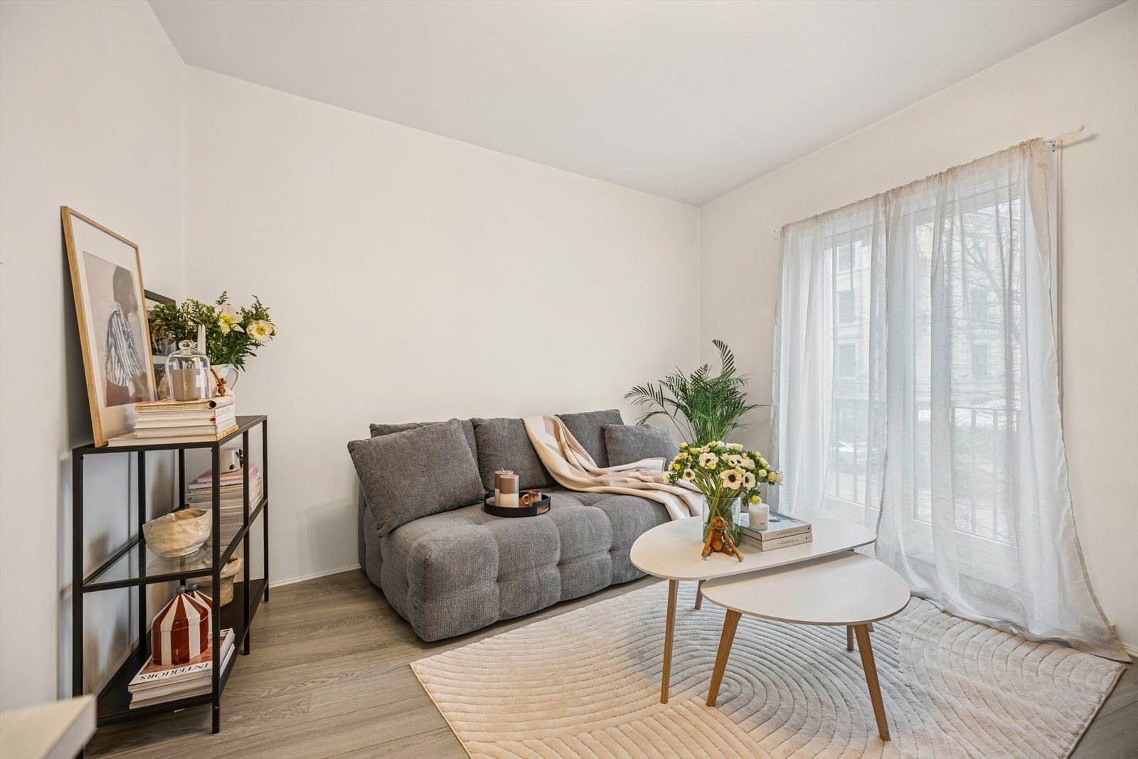 Lys og trivelig stue med god plass til sofagruppe, sofabord og underholdningsløsning - et rom som gir fine muligheter til å sette ditt eget preg. Galleribilde