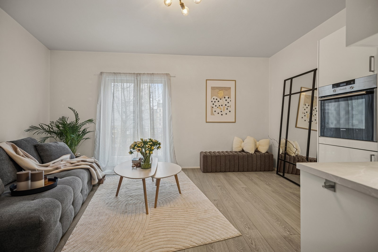 Takhøyden på ca. 2,68 meter i stue/kjøkken gir en luftig og romslig følelse. Galleribilde