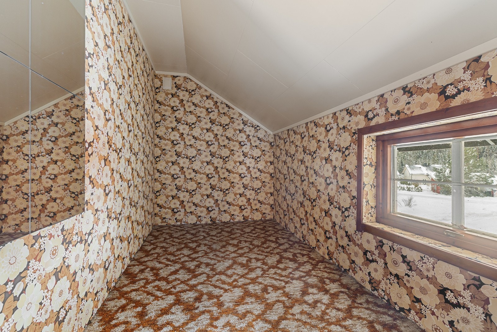 Innredet rom/bod i 2. etasje med spenstig tapet. Galleribilde