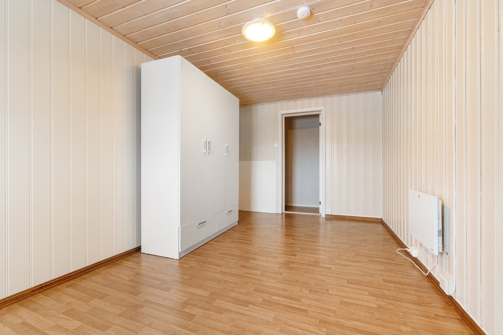 Soverommet har tilhørende garderobeskap. Galleribilde