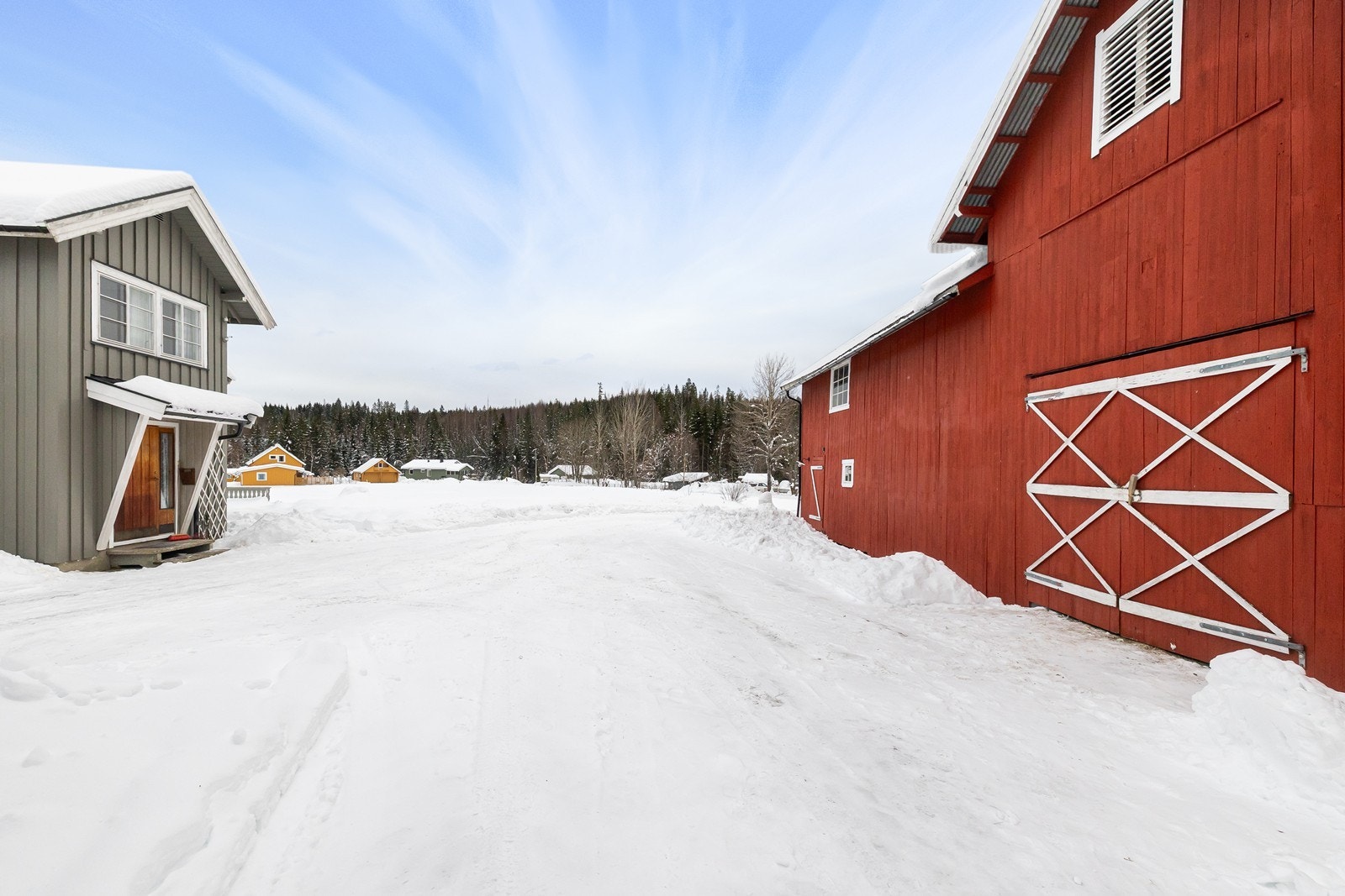 Romslig gårdsplass med biloppstllingsmuligheter. Galleribilde