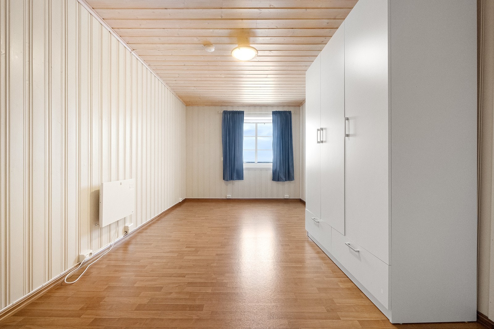 Romslig soverom i 1. etasje. Galleribilde