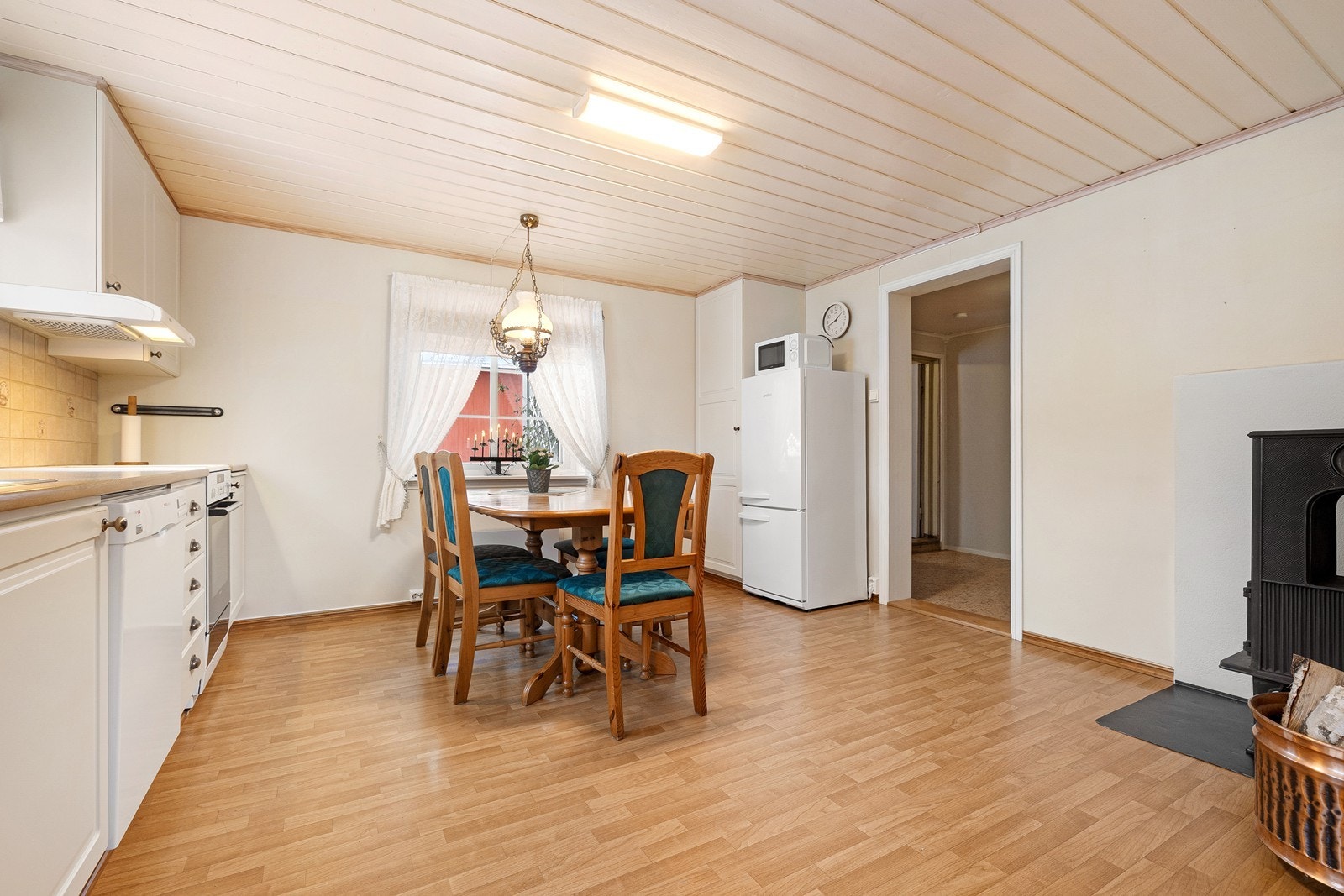 I kjøkkenet er det tilhørende frittstående hvitevarer i innredningen, herunder kjøl- og fryseskap, oppvaskmaskin og komfyr. Microovn medfølger også. Galleribilde