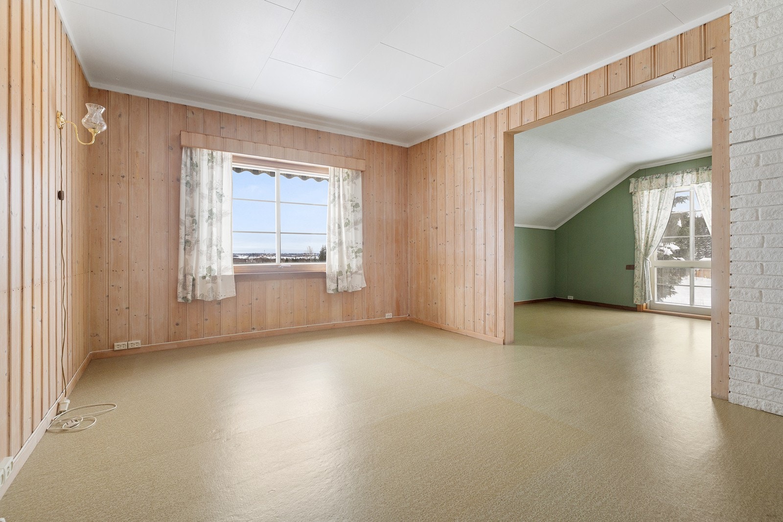 Romslig gjennomgående stue i 2. etasje. Galleribilde