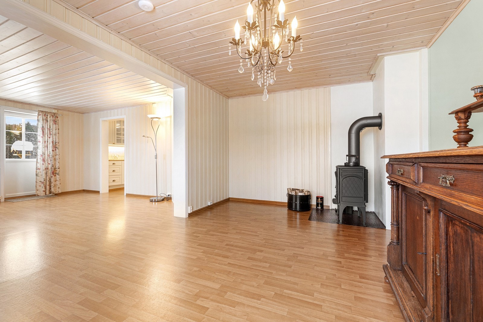 Stuen er delt inn i to deler. Galleribilde