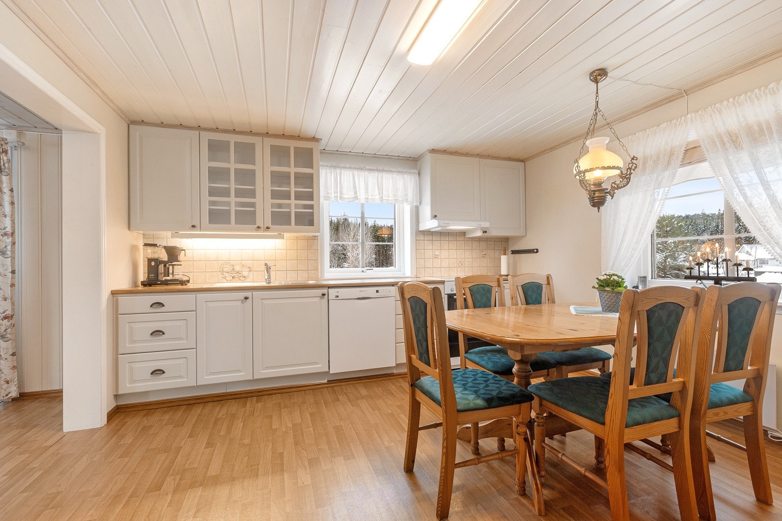 Koselig kjøkken med god skap- og benkeplass, samt tilhørende spisebord med 6 stoler. Galleribilde