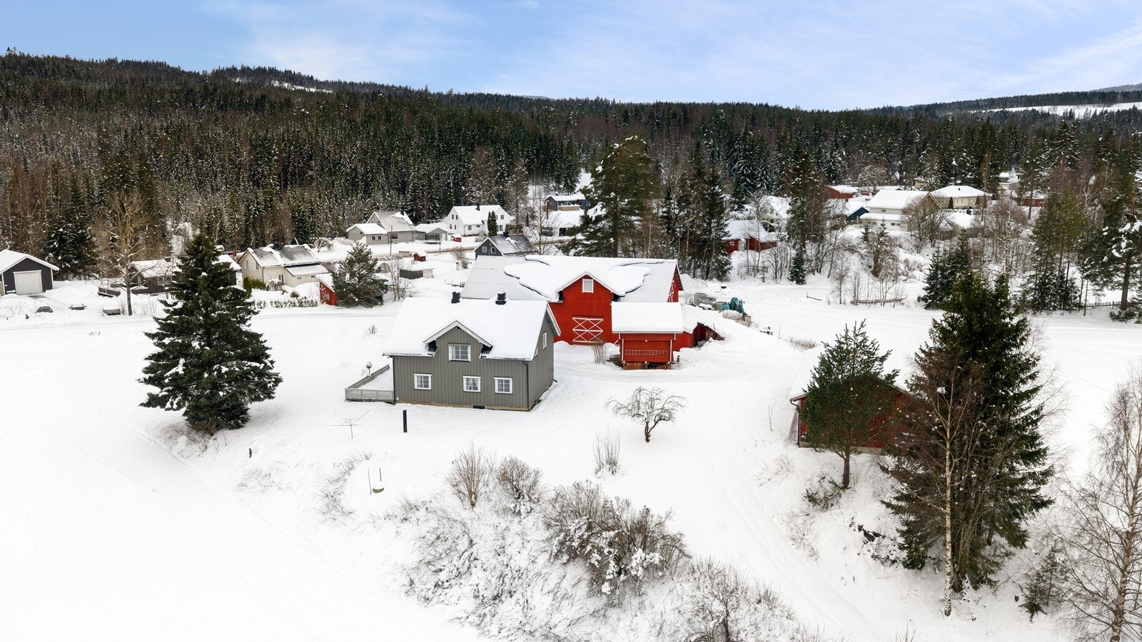 Ca. 52 dekar av eiendommen er fulldyrket jord og ca. 49 dekar er produktiv skog i følge NIBIO gårdskart. Galleribilde