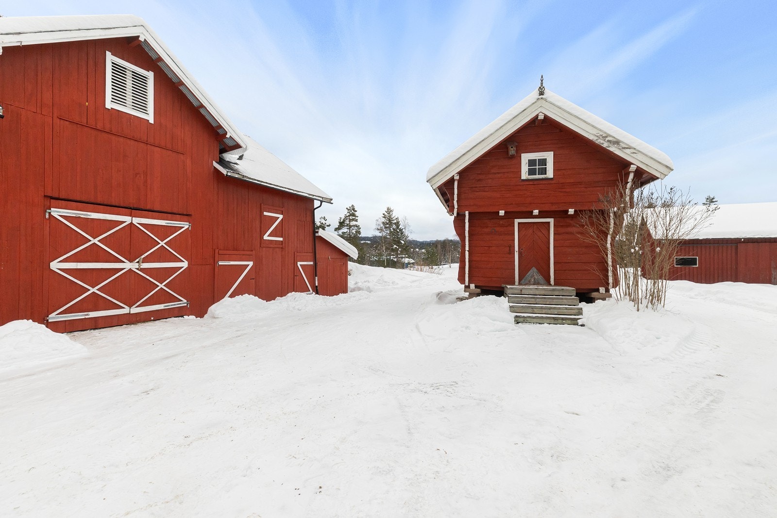 Trivelig gårdstun mellom bygningene. Galleribilde