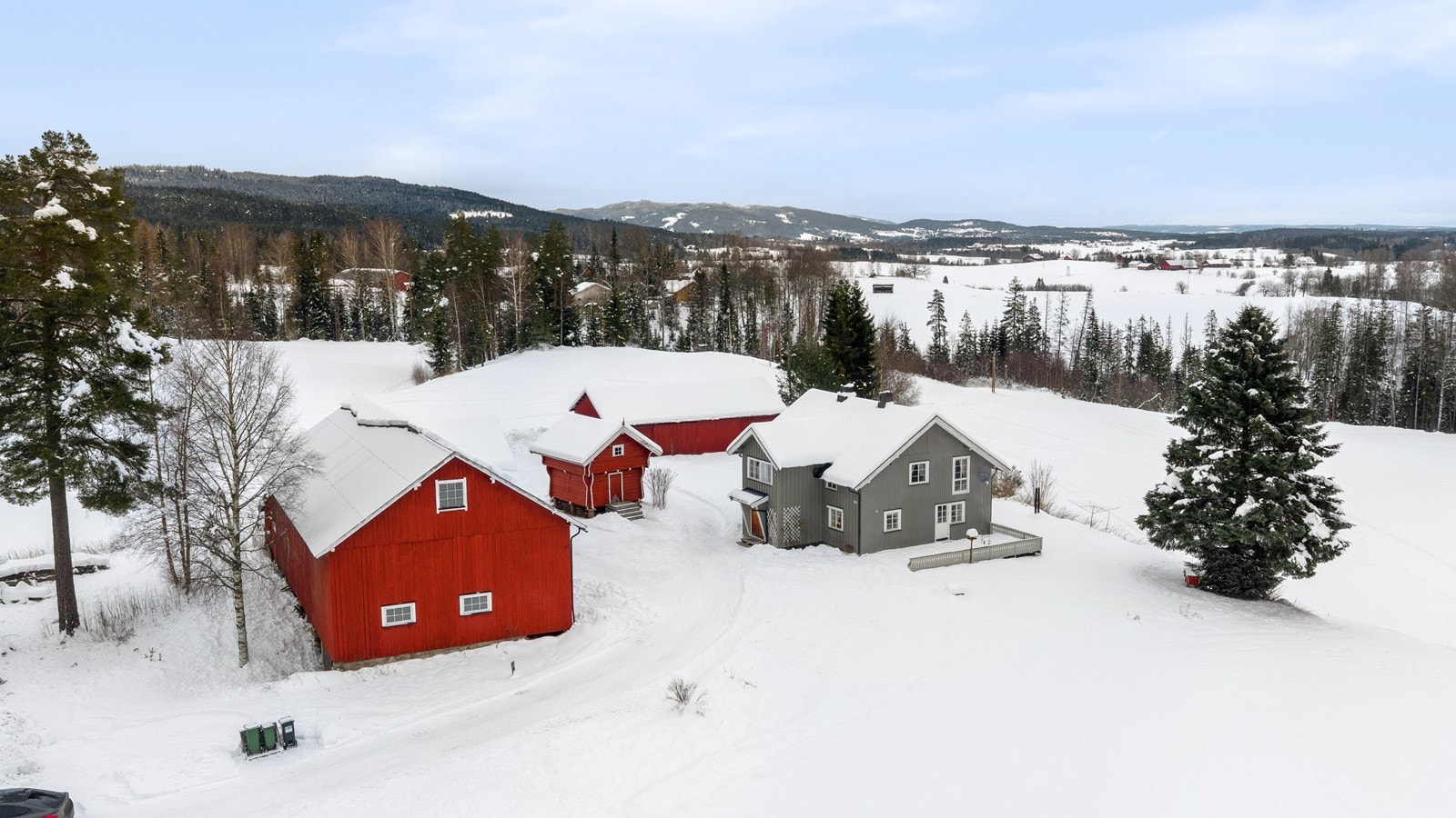 Velkommen til Åsvegen 555! En innholdsrik landbrukseiendom med våningshus, låve, stabbur og garasje/uthus. Galleribilde