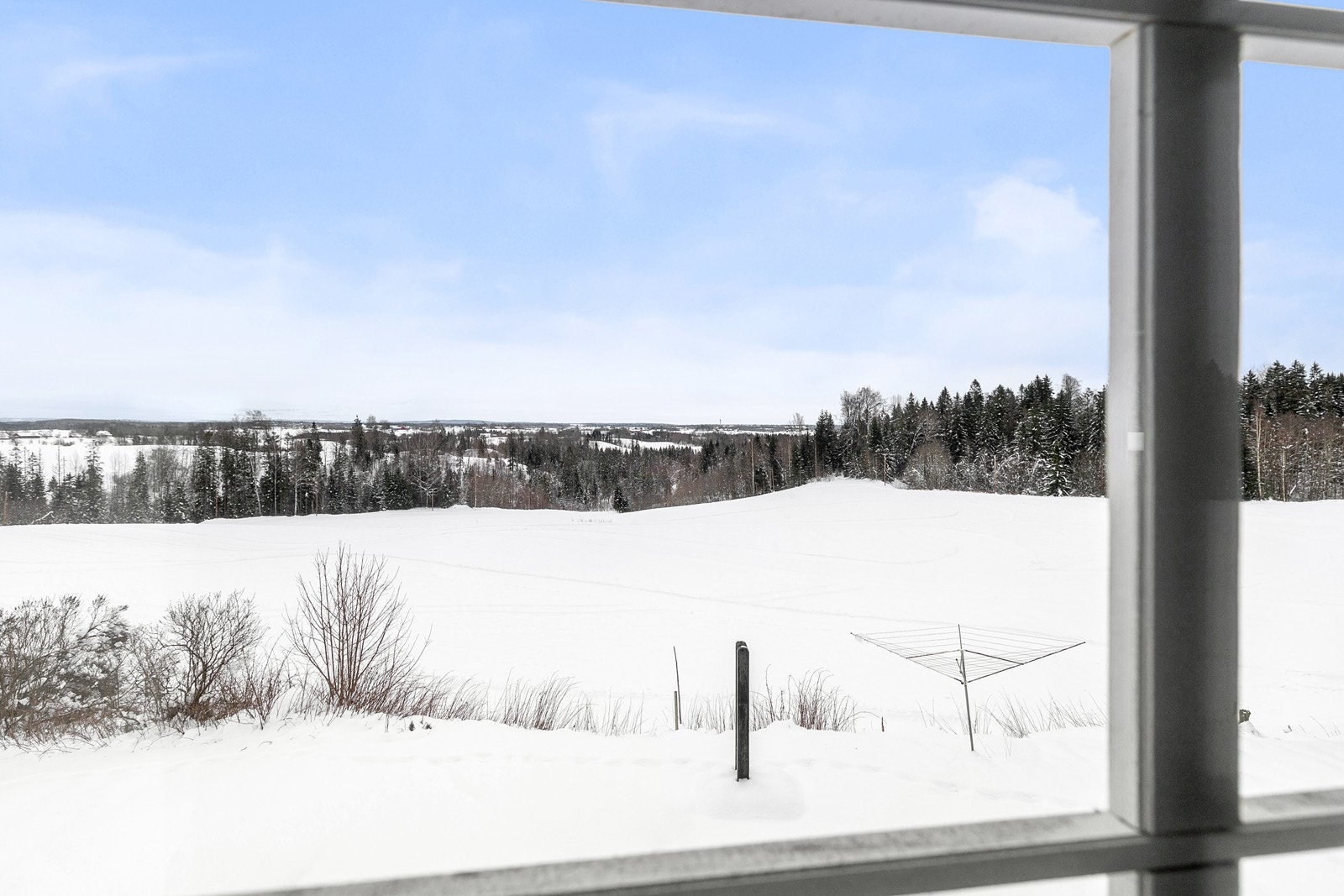 Flott utsikt fra boligen over jordbrukslandskap. Galleribilde