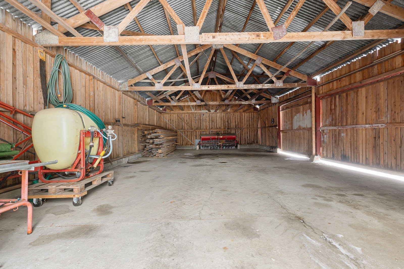 Romslig driftsbygning med god lagringsplass og mulighet til bruksområde som garasje. Galleribilde