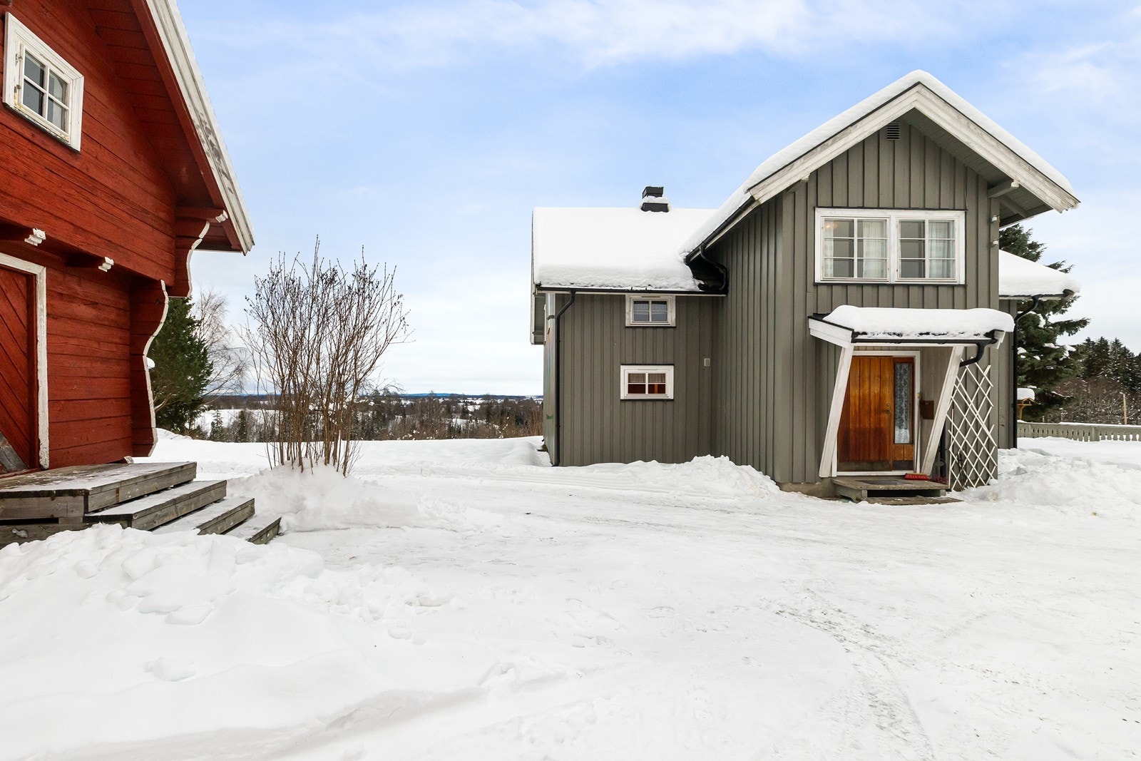 Det er terrasse utenfor stuen til våningshuset. Adkomst til stabburet via utvendig tretrapp. Galleribilde